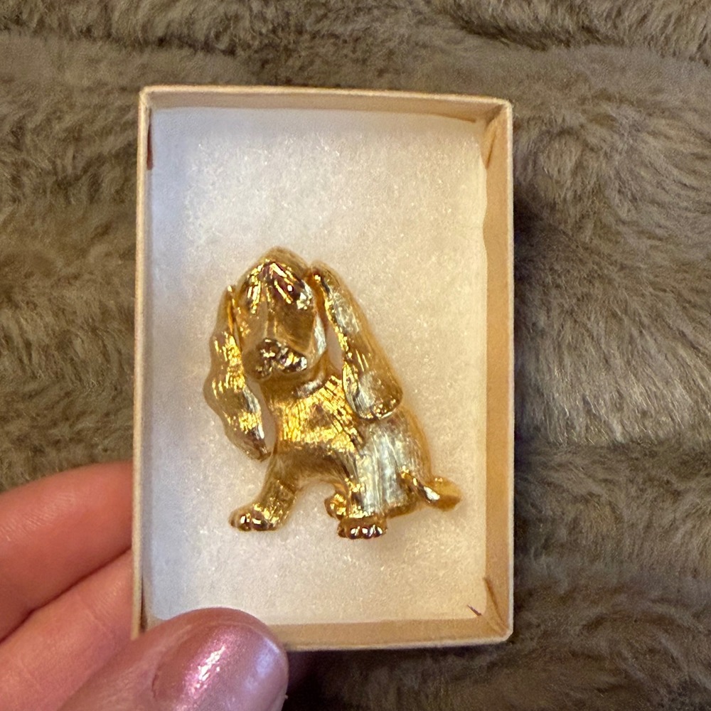 Vintage Monet Gold Tone Basset Hound Dog Brooch Pin‎ Textured Bloodhound Puppy